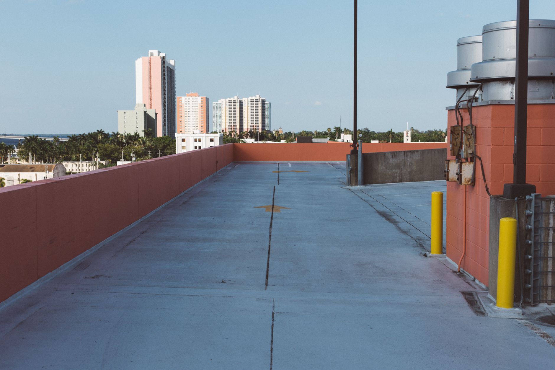 Building expansion joint in concrete structure